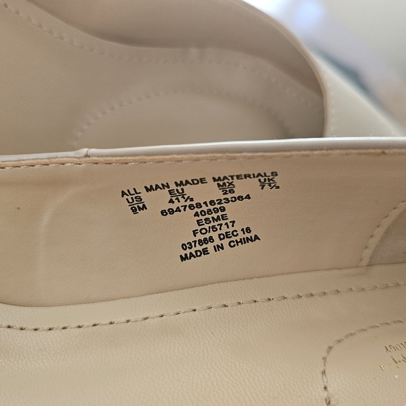 Jaclyn Smith Memo Tech Nude Vinyl 1 1/2" Heels Size 9M - Picture 6 of 7